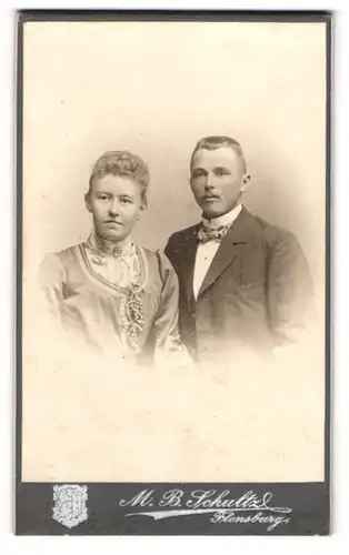 Fotografie M. B. Schultz, Flensburg, Junges Paar in eleganter Kleidung