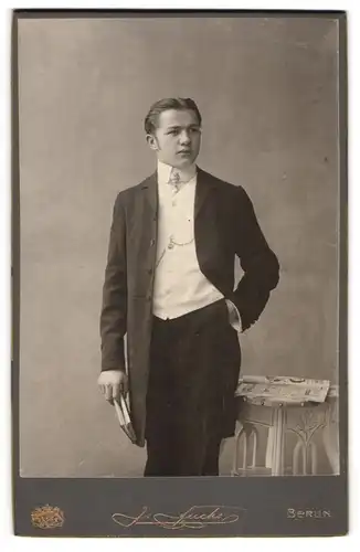 Fotografie J. Fuchs, Berlin, Königstr. 52, Fritz Gmund im eleganten Anzug