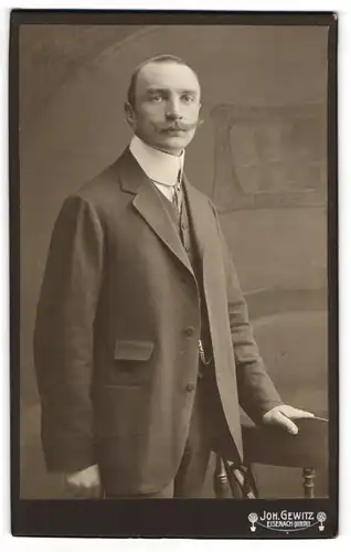 Fotografie Joh. Gewitz, Eisenach, Querstrasse 3, Portrait Walther Küntzel mit Schnauzbart im Anzug 1909