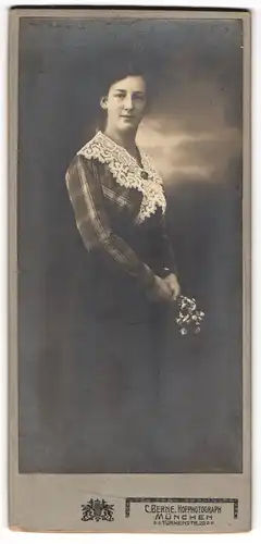 Fotografie C. Berne, München, Türkenstr. 20, Portrait Lilly Gauer trägt karierte Bluse und Spitze, Weihnachen 1916