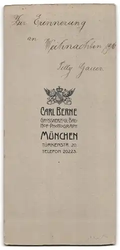 Fotografie C. Berne, München, Türkenstr. 20, Portrait Lilly Gauer trägt karierte Bluse und Spitze, Weihnachen 1916