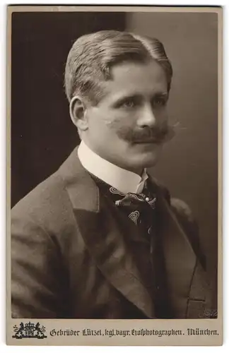 Fotografie Gebrüder Lützel, München, Maffeistrasse 7, Portrait Ernst August Wuthli mit imposantem Schnauzbart