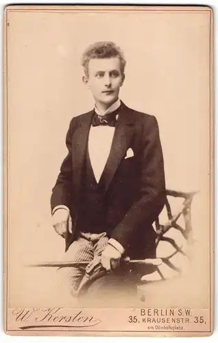 Fotografie W. Kersten, Berlin, Krausenstr. 35, Portrait Alex Brasch im Anzug mit Fliege 1894