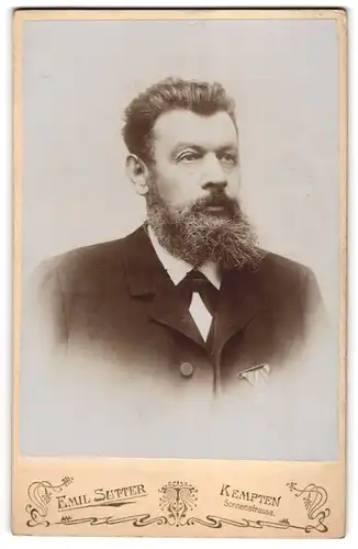 Fotografie Emil Sutter, Kempten, Sonnenstrasse, Portrait Seb. Bockhart mit Vollbart und Orden