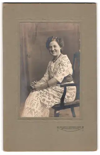 Fotografie C. F. Beddies & Sohn, Braunschweig, Kuhstr. 10, Portrait Leni im weissen Kleid mit floraler Verzierung 1916