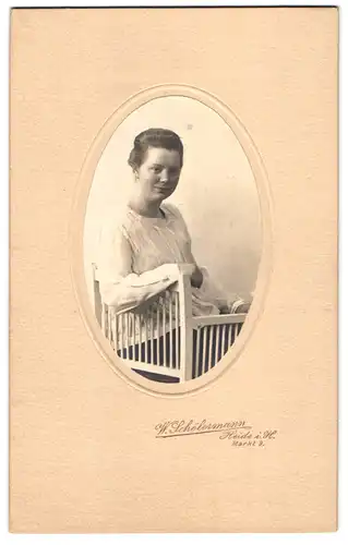 Fotografie W. Schölermann, Heide i. W., Markt 9, Portrait Mary Werner im weissen Kleid