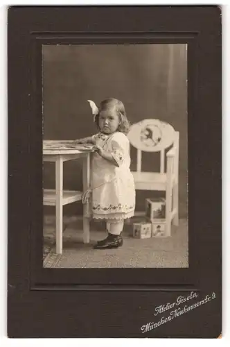 Fotografie Atelier Gisela, München, Neuhauserstr. 9, Sophie Therls im Kleidchen mit Haarschleife