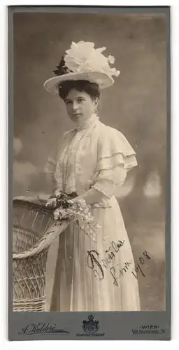 Fotografie A. Kaldori, Wien, Alserstr. 39, Portrait Paula Hofer festlich gekleidet mit Hut 1908