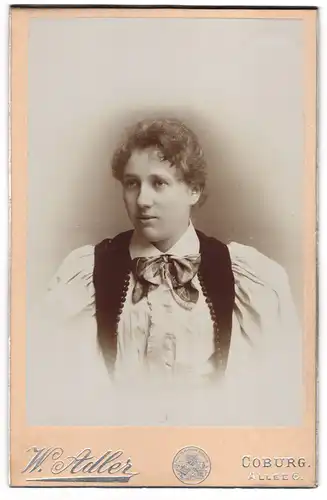 Fotografie W. Adler, Coburg, Allee 6, Portrait Margarethe trägt Fliege und Weste über Bluse mit Puffärmeln 1894