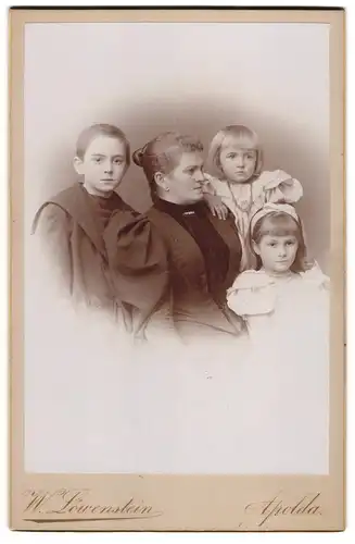 Fotografie W. Löwenstein, Apolda, Karlstr. 33, Frau Emilie Linke mit ihren Kindern Artur, Emmy und Grete