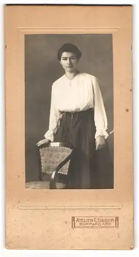 Fotografie C. Daiber, Boppard / Rhein, Portrait Frau Dorn zünftig gekleidet