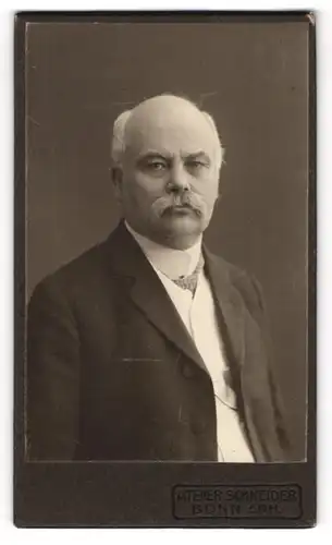 Fotografie Atelier Schneider, Bonn, Coblenzerstr. 25, Portrait Friedrich Marz im Anzug