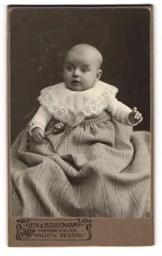 Fotografie Hein & Roggenkamp, Halle / Saale, Portrait Annemarie Hein im Taufkleid 1906