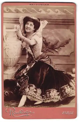 Fotografie Reutlinger, Paris, Portrait Schauspielerin Dora Parnes mit Tamburin