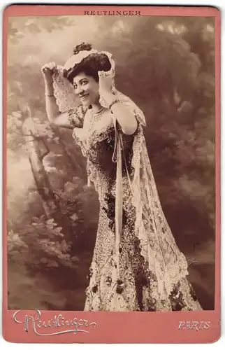 Fotografie Reutlinger, Paris, Dora Parnes, Schauspielerin im Kostüm, Belle Époque, Trockenstempel auf Fotografie