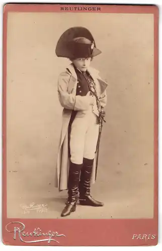 Fotografie Reutlinger, Paris, junge Schauspielerin Damieres als Napoleon im Kostüm, Belle Époque, Trockenstempel 1900