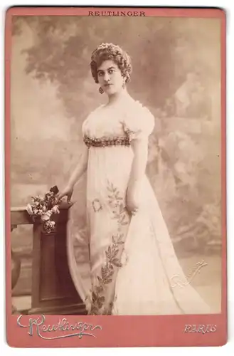 Fotografie Reutlinger, Paris, Opernsängerin Alice Baron im weissen Kleid, Belle Époque, Trockenstempel auf Fotografie