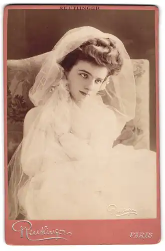 Fotografie Reutlinger, Paris, junge Schauspielerin Juvas im weissen Kleid mit Schleier, Trockenstempel auf Fotografie