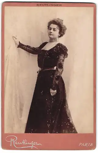 Fotografie Reutlinger, Paris, Schauspielerin Frau Roger im dunklen Kleid mit Perlenhalsband, Belle Époque