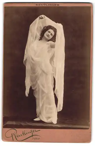 Fotografie Reutlinger, Paris, Schauspielerin Robin im weissen Kleid beim Tanz, Belle Époque