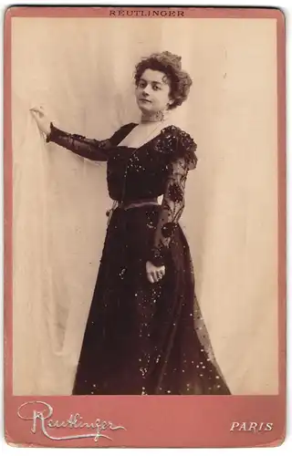 Fotografie Reutlinger, Paris, junge Schauspielerin Roger im dunklen Kleid mit Kette, Belle Époque