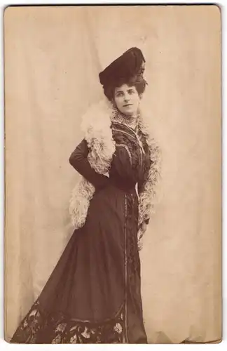 Fotografie Reutlinger, Paris, Schauspielerin Robbin Melzer mit Stola, Belle Époque