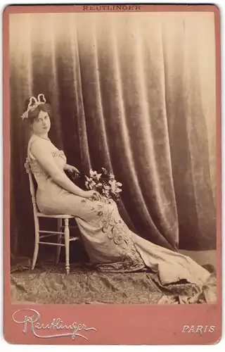 Fotografie Reutlinger, Paris, Schauspielerin Kerlorr im langen Kleid mit Kopfschmuck, Belle Époque