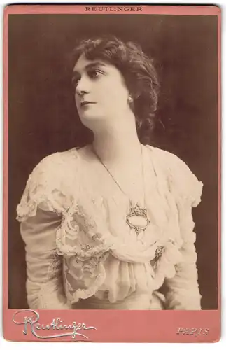 Fotografie Reutlinger, Paris, Schauspielerin  Lavergne  mit Halskette, Belle Époque