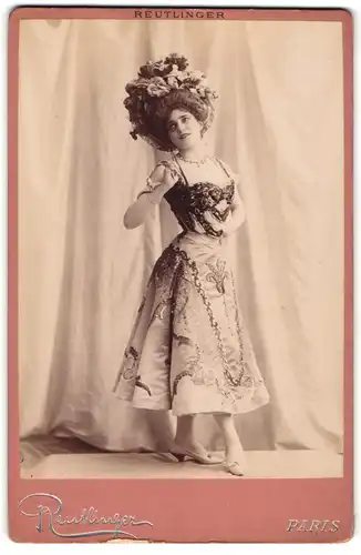 Fotografie Reutlinger, Paris, hübsche junge Schauspielerin  Corrial  im Kostüm, Belle Époque