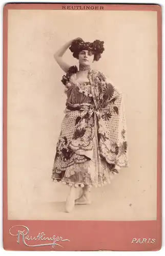 Fotografie Reutlinger, Paris, Schauspielerin Carmen Rocca als Tänzerin im Kostüm, Belle Époque
