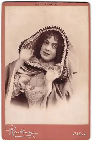 Fotografie Reutlinger, Paris, hübsche junge Schauspielerin  Ralinteau  im Kostüm, Belle Époque
