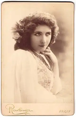 Fotografie Reutlinger, Paris, Schauspielerin mit verlegenem Blick und Perlenkette, Belle Époque