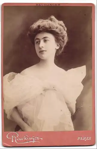 Fotografie Reutlinger, Paris, Portrait jung Schauspielerin  Mlle. Leduc , Belle Époque