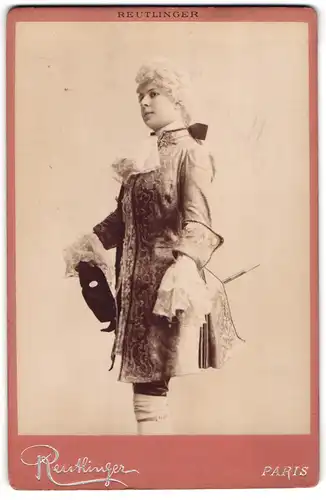 Fotografie Reutlinger, Paris, junge Schauspielerin  Mlle. Remi  als Höfling, Belle Époque