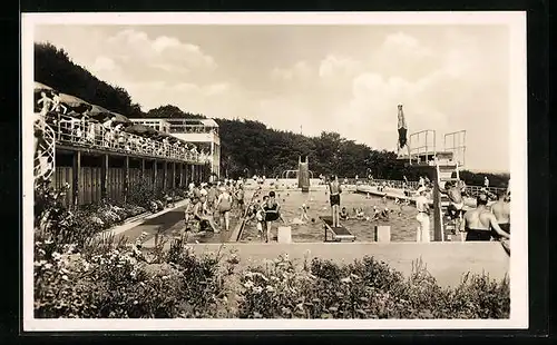 AK Wiesbaden /Rhein, Opelbad auf dem Neroberg, Becken und Tribüne