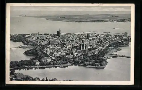 AK Stralsund, Totalansicht mit Kirche