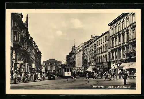 AK Hannover, Strasse mit Passanten und Strassenbahn