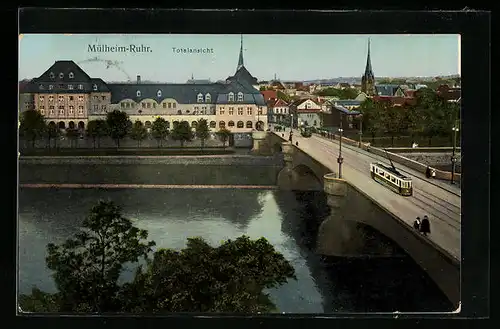 AK Mülheim /Ruhr, Totalansicht mit Brücke und Strassenbahn, mit leuchtenden Fenstern