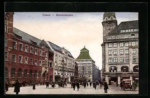 AK Essen, Bahnhofsplatz mit Passanten und Strassenbahn