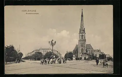 AK Karlsruhe, Bernharduskirche mit Strassenbahn