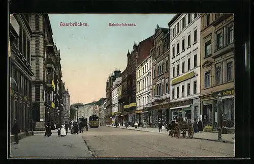 AK Saarbrücken, Bahnhofstrasse mit Geschäften und Strassenbahn