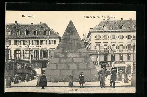AK Karlsruhe, Pyramide am Marktplatz mit Strassenbahn und Englischem Hof
