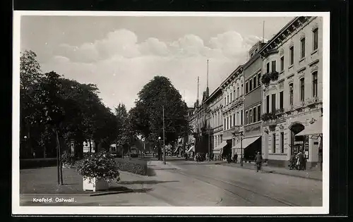 AK Krefeld, Ostwall mit Strassenbahnen