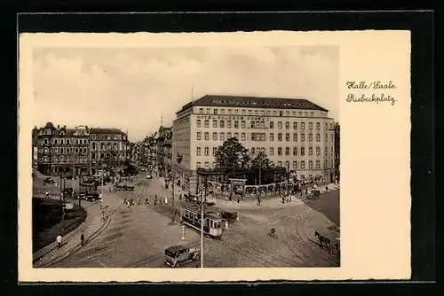 AK Halle /Saale, Riebeckplatz mit Strassenbahnen und Hotel Goldene Kugel aus der Vogelschau