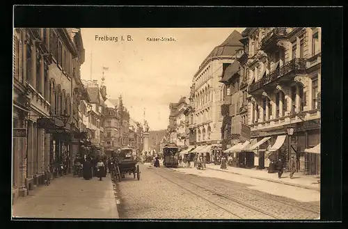 AK Freiburg i. B., Kaiser-Strasse mit Geschäften und Strassenbahn