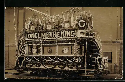 AK Southport, Geschmückte Strassenbahn mit Aufschrift Long Live The King in einer Halle