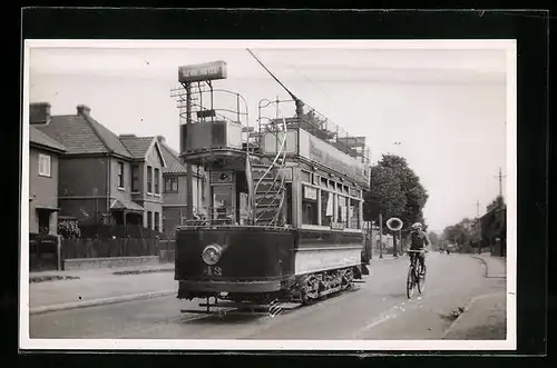 Foto-AK Strassenbahn mit offenem Oberdeck und Schild Royal Hotel auf einer Strasse, 1929, Radfahrer