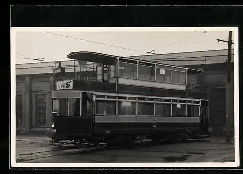 Foto-AK Doppeldecker-Strassenbahn Newcastle Car 108 vor einer Halle