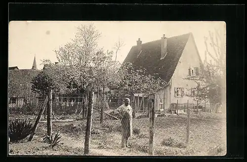 Foto-AK Aldingen, Karl Beyer im Garten hinter seinem Haus