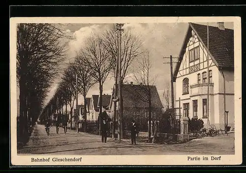 AK Bahnhof Gleschendorf, Partie im Dorf mit Radfahrern